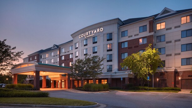 A Courtyard by Marriott hotel with a covered entrance, multiple floors, and a brick facade. - Courtyard by Marriott Winchester (Winchester)