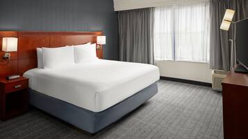 Selimut bulu angsa, tempat tidur Select Comfort, dan meja kerja