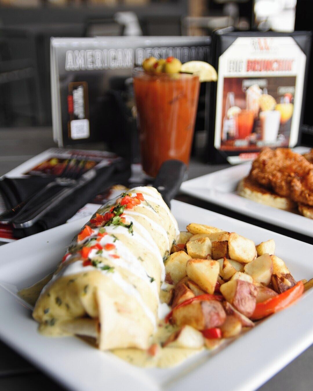 Un repas composé d’un burrito, de frites et d’un cocktail Bloody Mary.