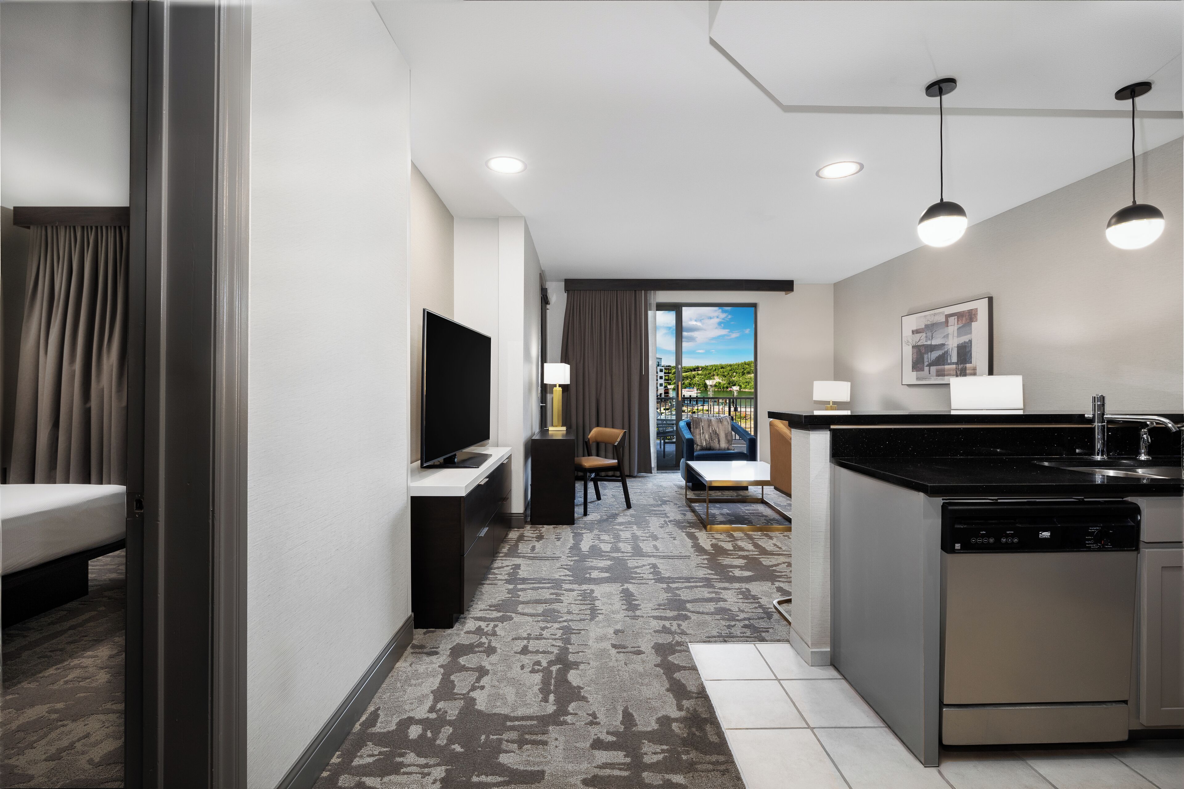 キング コンドミニアム ファウンテンビュー | 高級寝具、ピロートップベッド、セーフティボックス (室内)、遮光カーテン