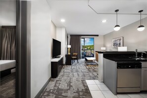 King Condo Fountain View | Premium bedding, pillowtop beds, in-room safe, blackout drapes - Hilton Promenade at Branson Landing (Branson)