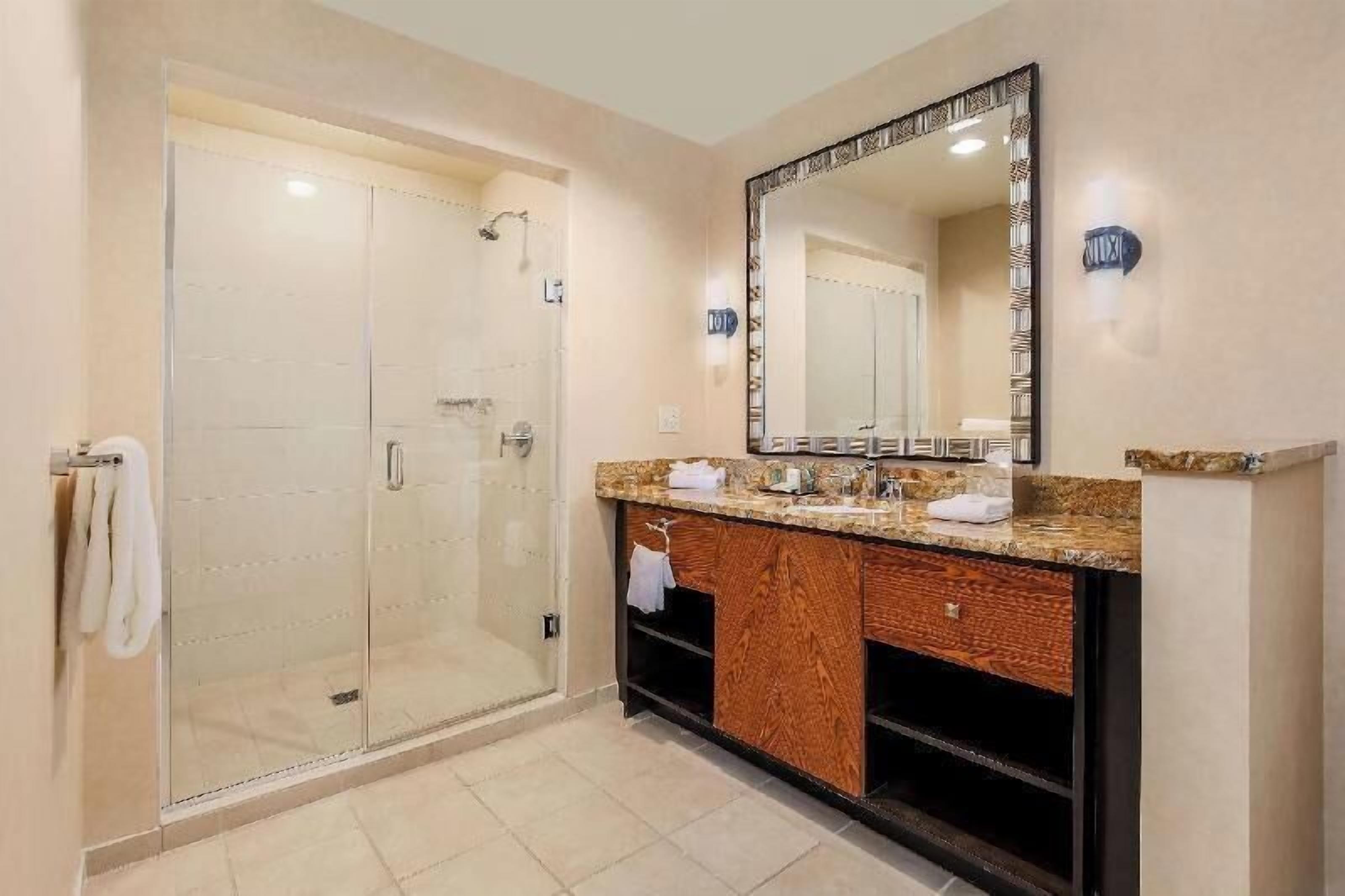 Bathroom | Separate tub and shower, free toiletries, hair dryer, towels