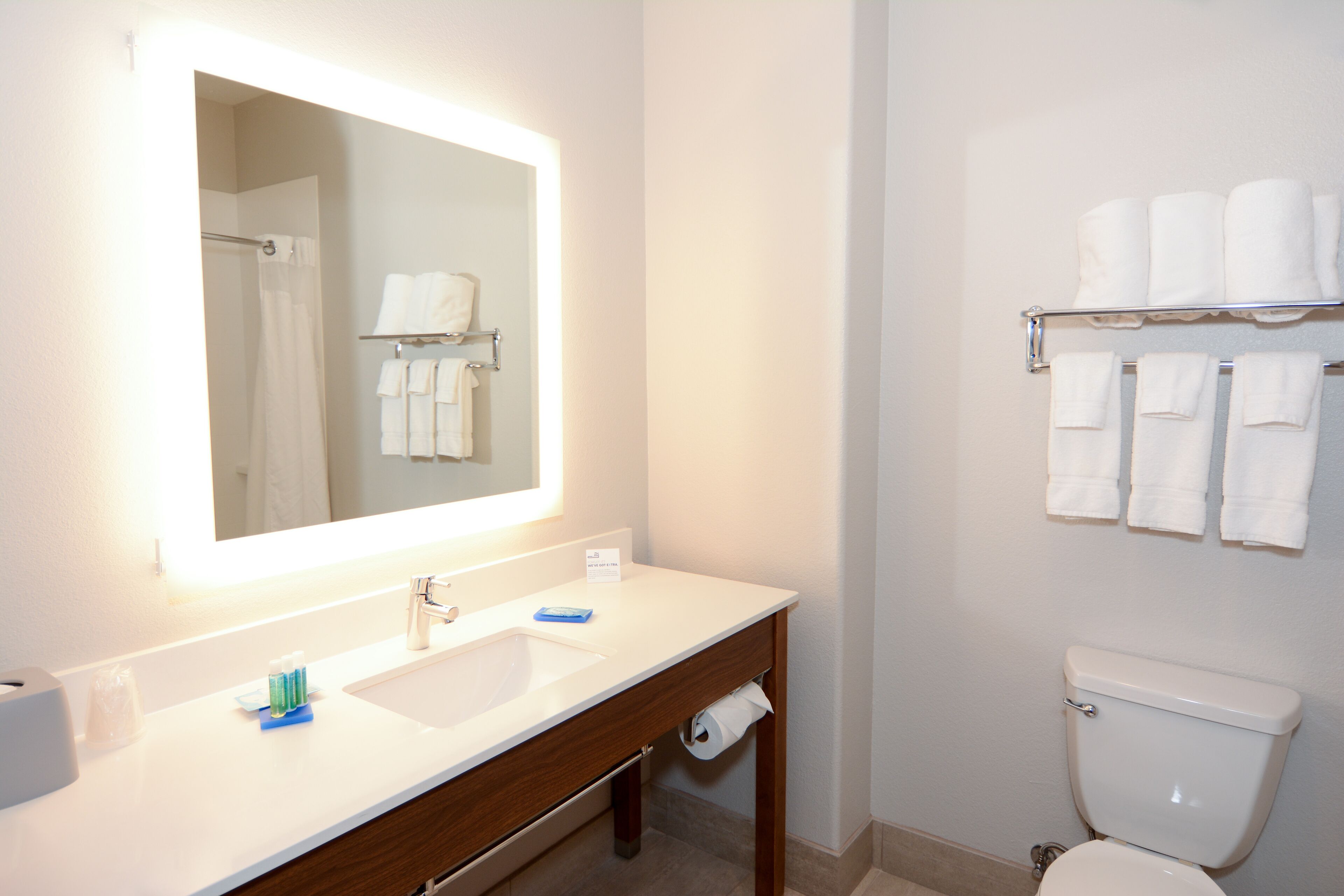 standard room | bathroom | combined shower/bathtub, free toiletries, hair dryer, towels