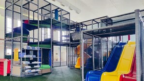 A play area with slides and a climbing structure. - Holiday Inn Express & Suites Brandon by IHG (Brandon)