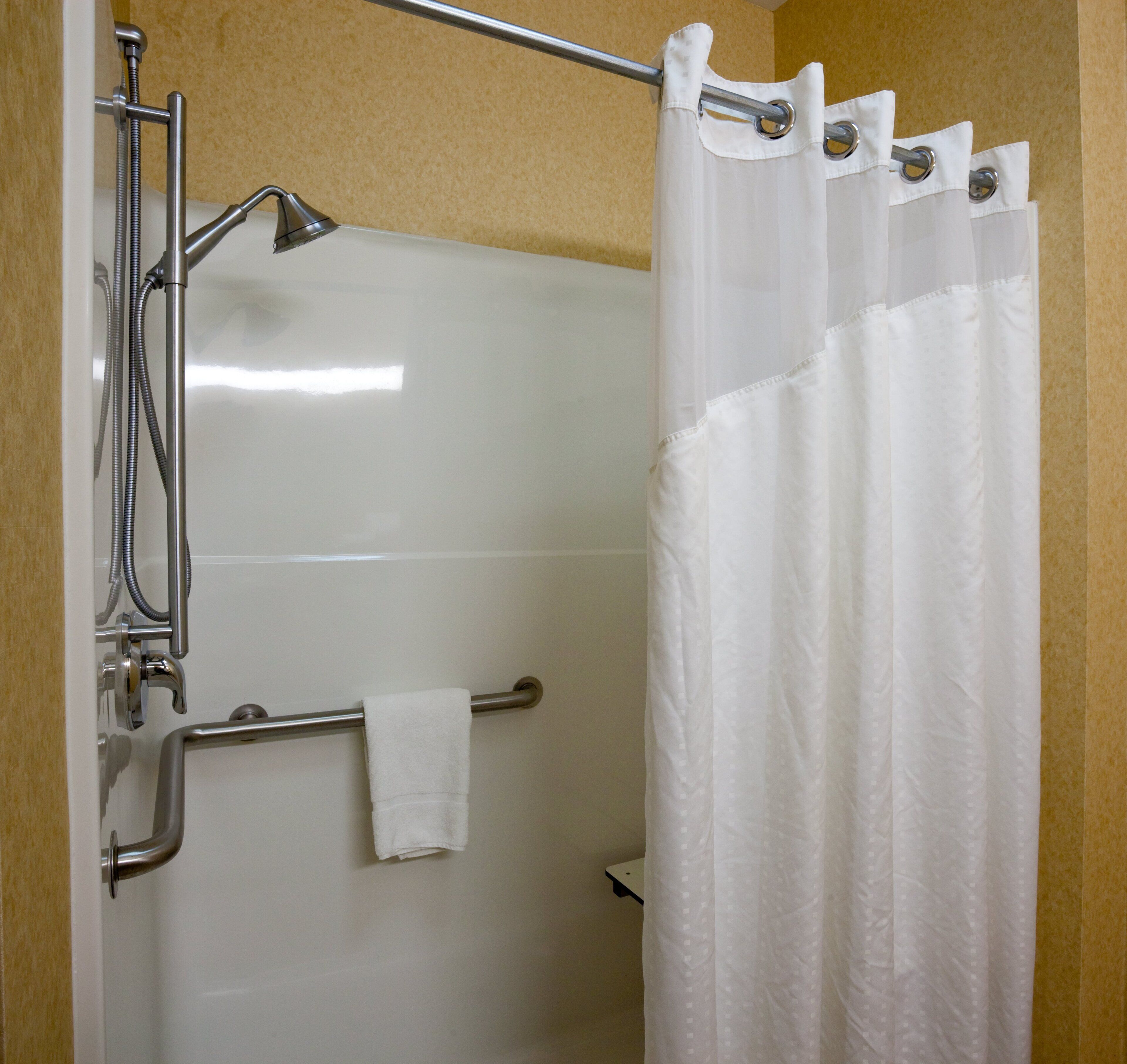 combined shower/bathtub, free toiletries, hair dryer, towels