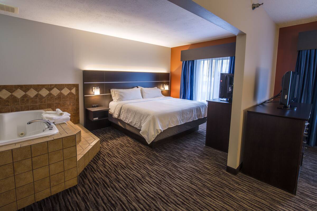 Suite, 1 King Bed, Jetted Tub | In-room safe, desk, soundproofing, iron/ironing board
