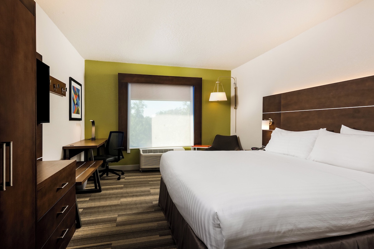 Standard Room, 1 King Bed, Accessible (Mobility) | In-room safe, desk, laptop workspace, blackout drapes