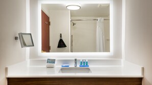 A bathroom with a white sink, a mirror, and a shower curtain. - Holiday Inn Express Bartow by IHG (Bartow)