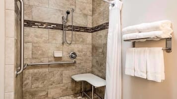 Standaard kamer, 2 queensize bedden, toegankelijk voor mindervaliden (Hearing, Roll-In Shower) | Badkamer | Gratis toiletartikelen, een haardroger, handdoeken