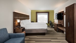 A hotel room with a bed, a desk, a TV, and a sofa. - Holiday Inn Express Bartow by IHG (Bartow)