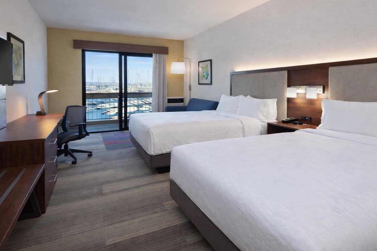 Suite, plusieurs lits | Coffres-forts dans les chambres, ameublement personnalisé, bureau