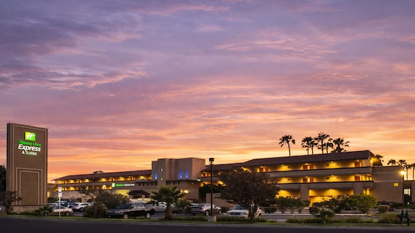 A hotel with a large sign for 'Hilton Wyndham Express & Suites'. - Holiday Inn Express Hotel & Suites Ventura by IHG (Ventura)