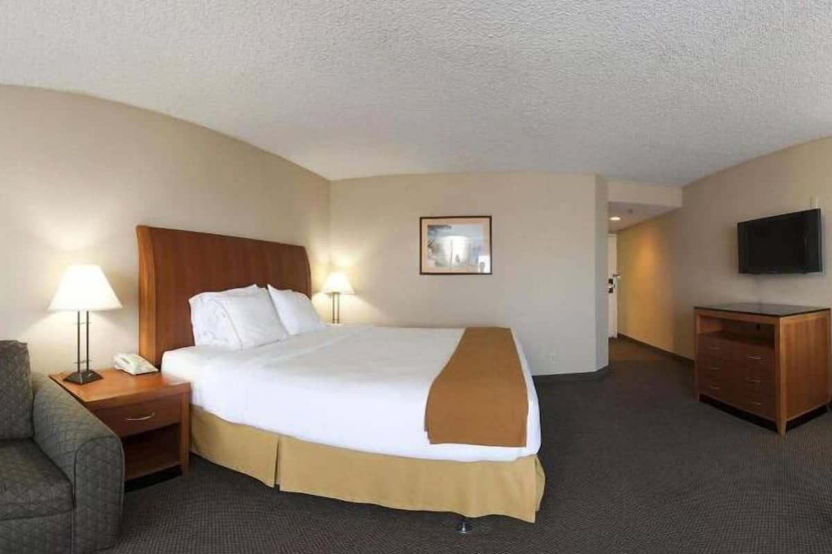 Safe på rommet, individuelt innredet, skrivebord og blendingsgardiner