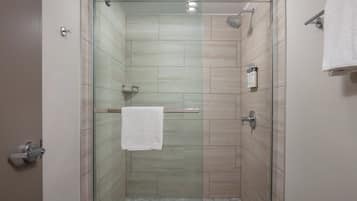 Combined shower/tub, hair dryer, towels