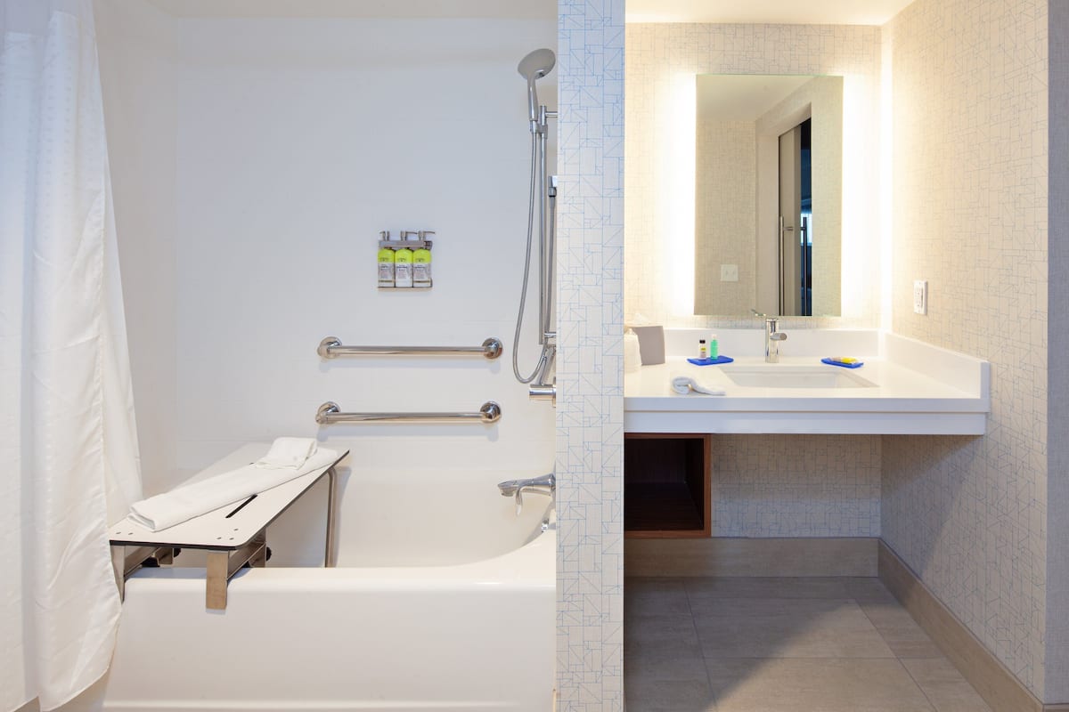 Combined shower/tub, hair dryer, towels