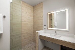Ensemble douche/baignoire, sèche-cheveux, serviettes fournies