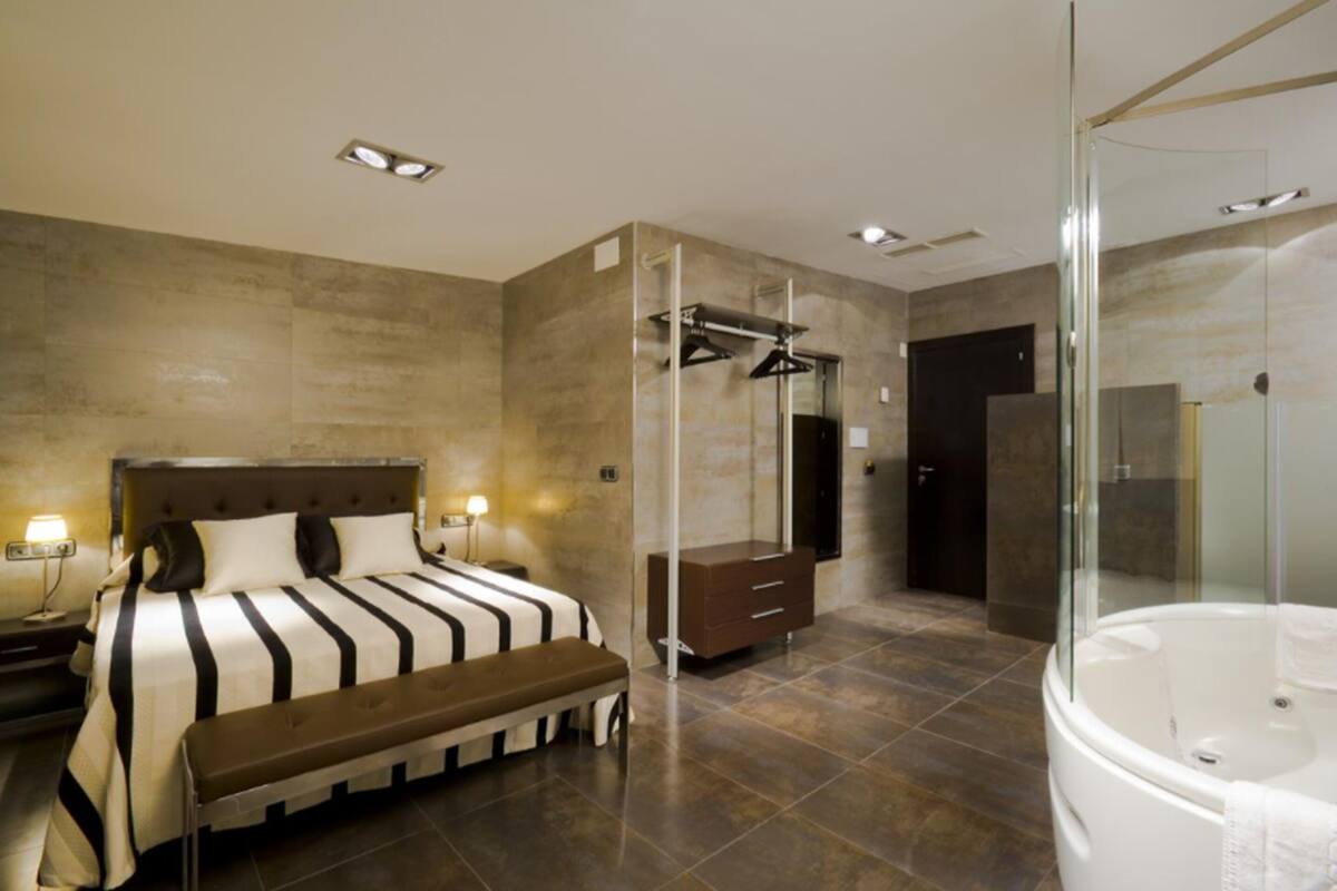 Suite, Jetted Tub | In-room safe, desk, blackout drapes, soundproofing