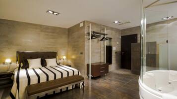 Suite, Jetted Tub | In-room safe, desk, blackout drapes, soundproofing