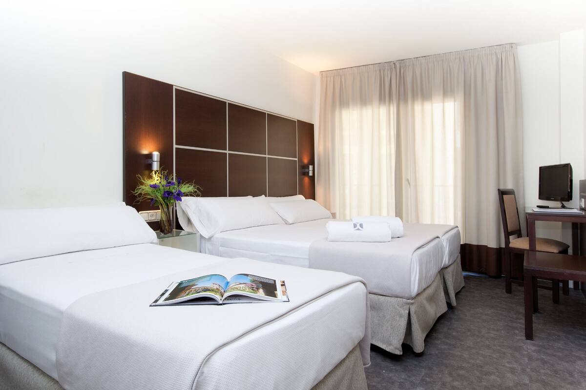 Triple Room | In-room safe, desk, blackout drapes, soundproofing