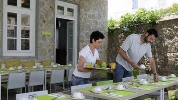 Sudah termasuk sarapan lengkap setiap hari