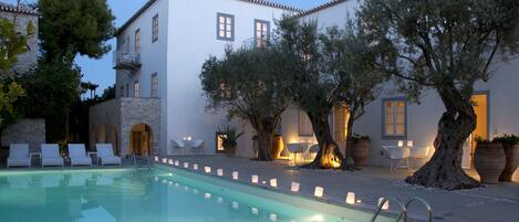 Piscine extérieure, parasols de plage, chaises longues