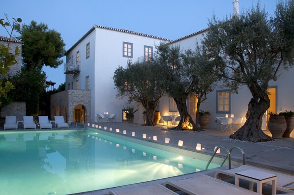 Outdoor pool, pool umbrellas, sun loungers - Orloff Resort (Spetses)