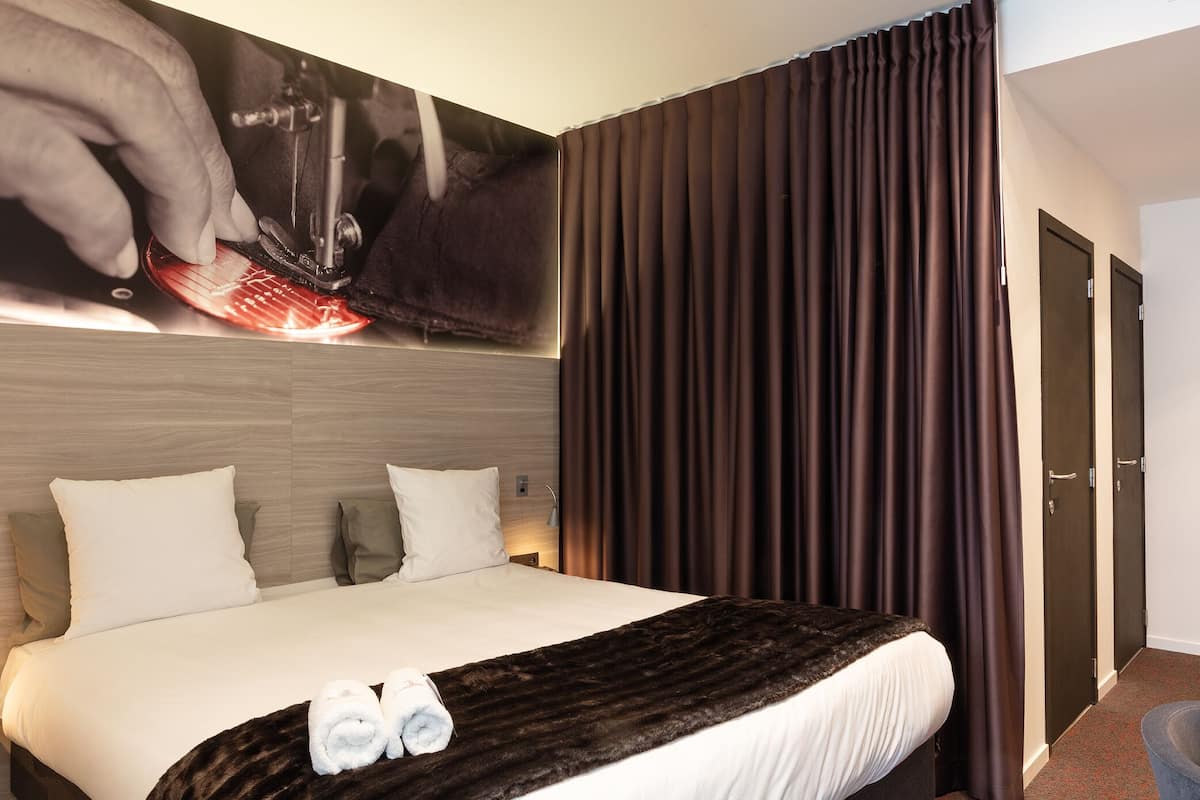 Premium bedding, in-room safe, blackout drapes, soundproofing