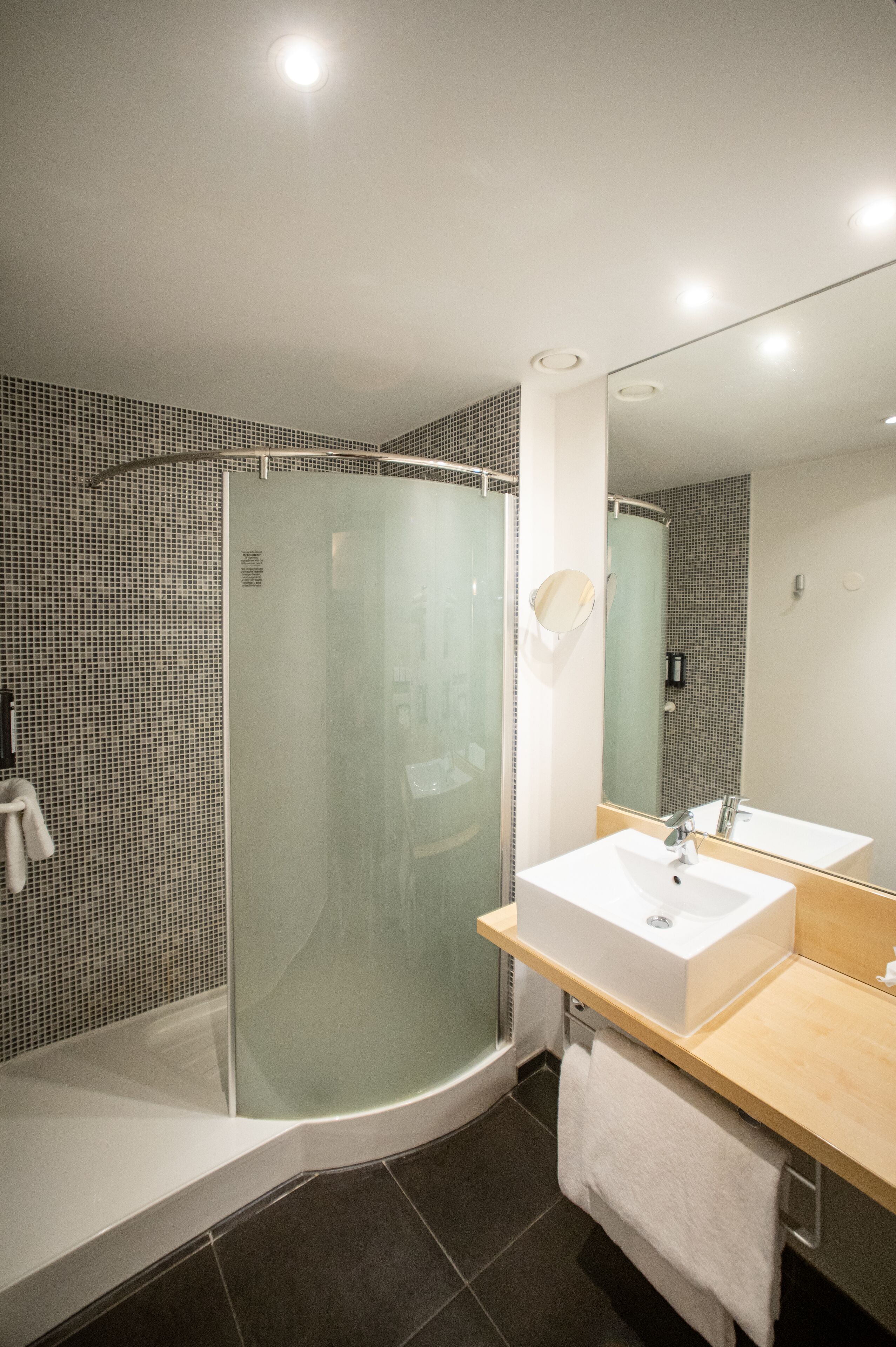 family room | bathroom | combined shower/bathtub, designer toiletries, hair dryer, towels