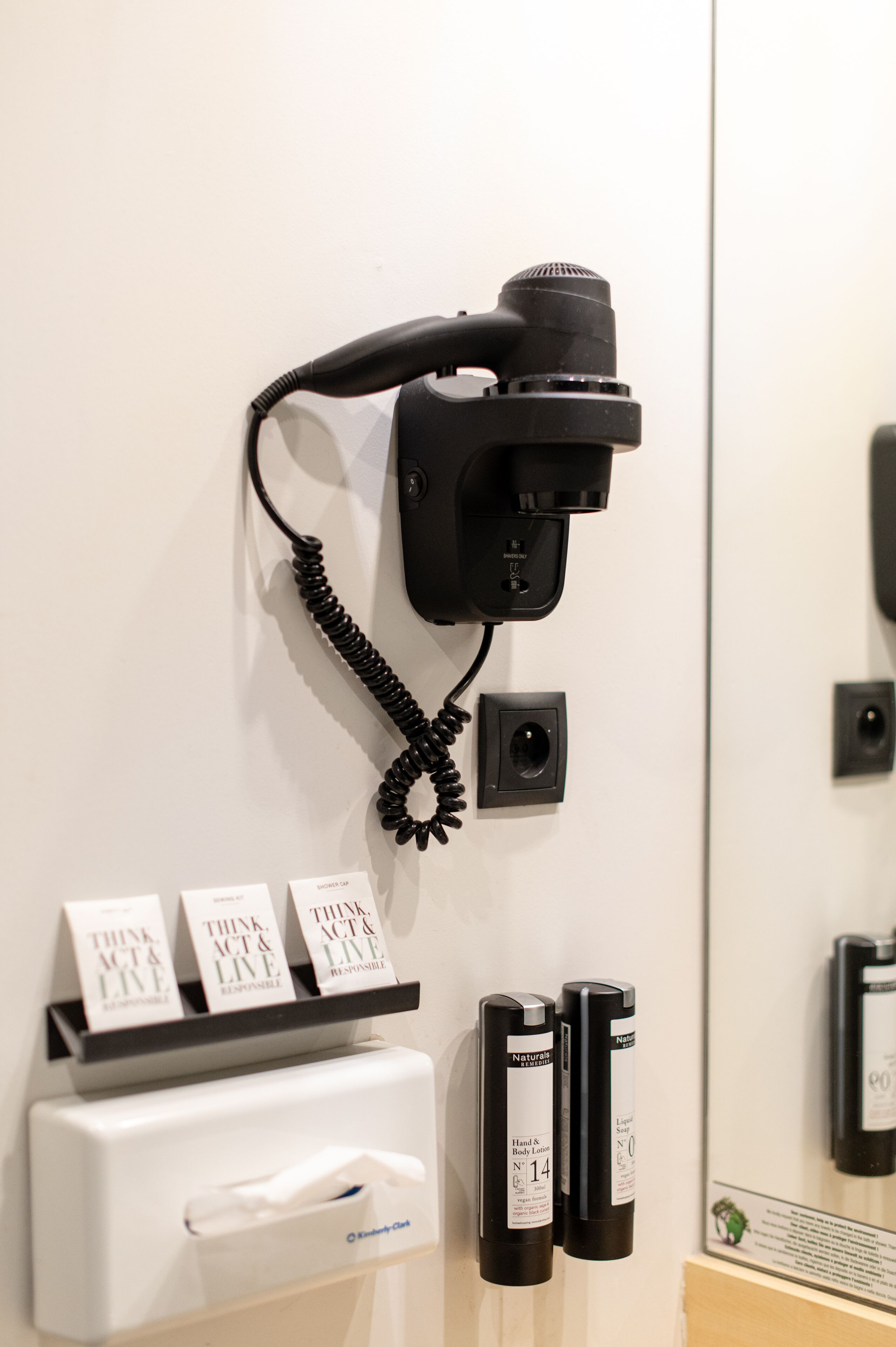 executive twin room | bathroom | combined shower/bathtub, designer toiletries, hair dryer, towels