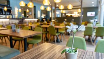 Desayuno buffet (EUR 19.95 por persona)