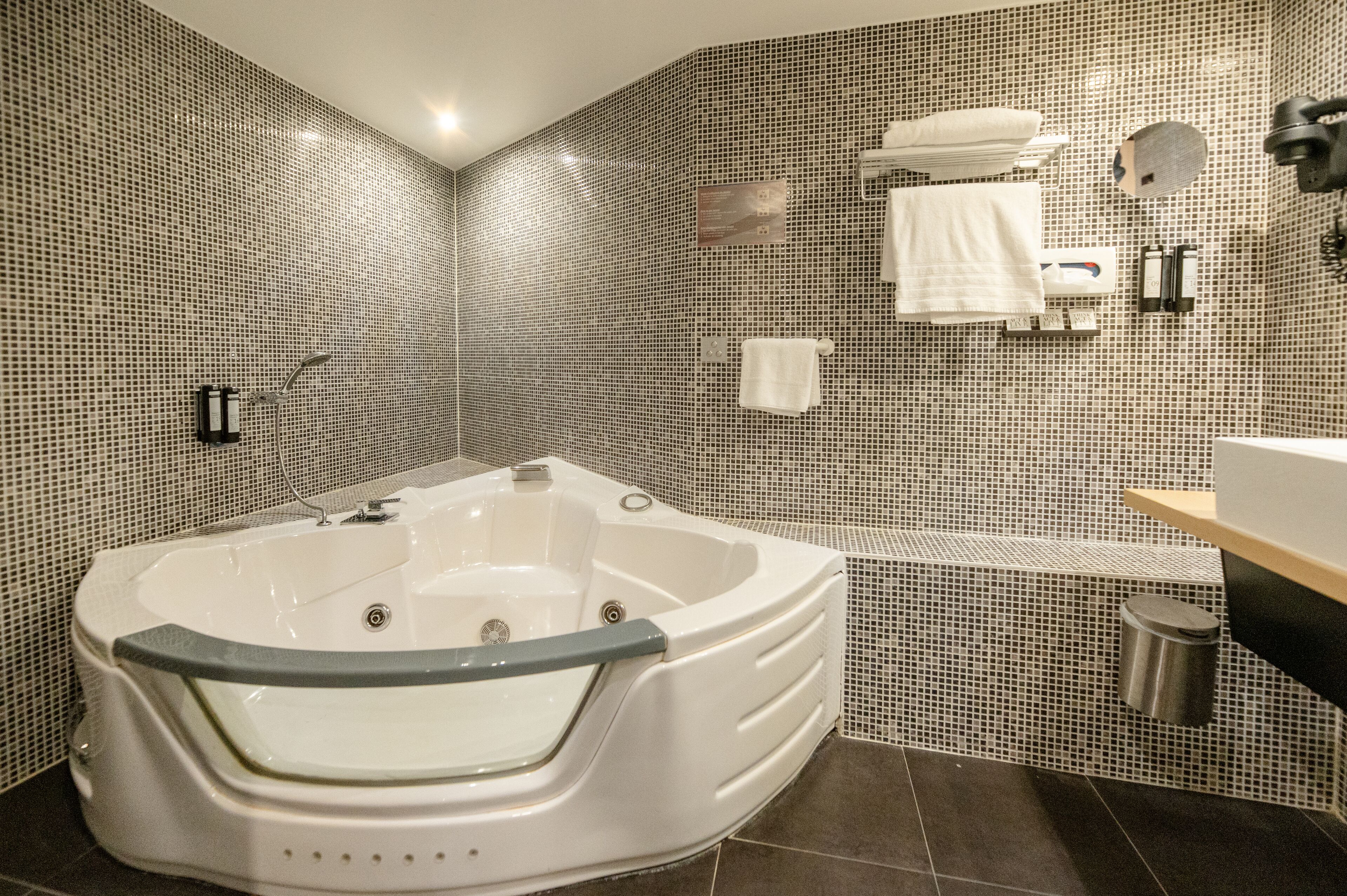 suite (nuptiale) | bathroom | combined shower/bathtub, designer toiletries, hair dryer, towels