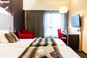 Executive Twin Room | 1 bedroom, premium bedding, in-room safe, blackout drapes