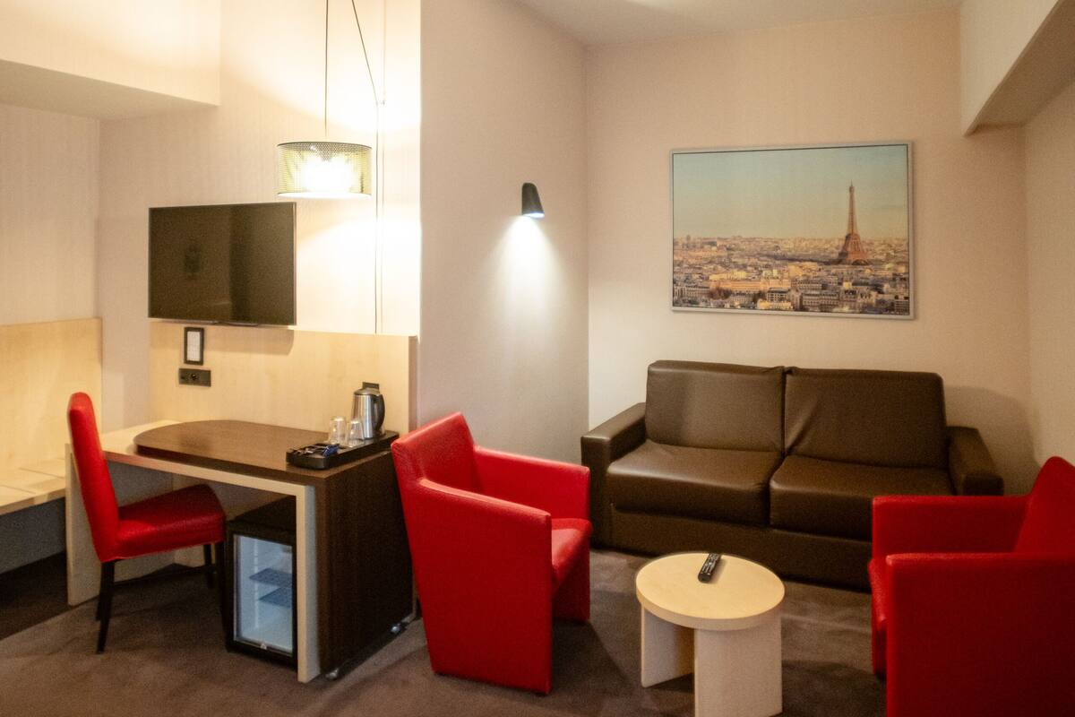 family room | premium bedding, in-room safe, blackout curtains, soundproofing