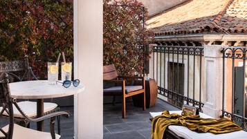 Junior Suite with terrace | Terrace/patio