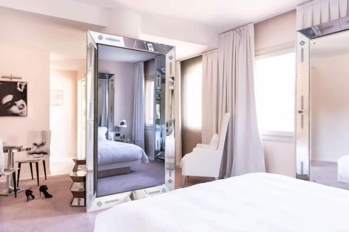 1 habitación, edredón, minibar y caja de seguridad en la habitación