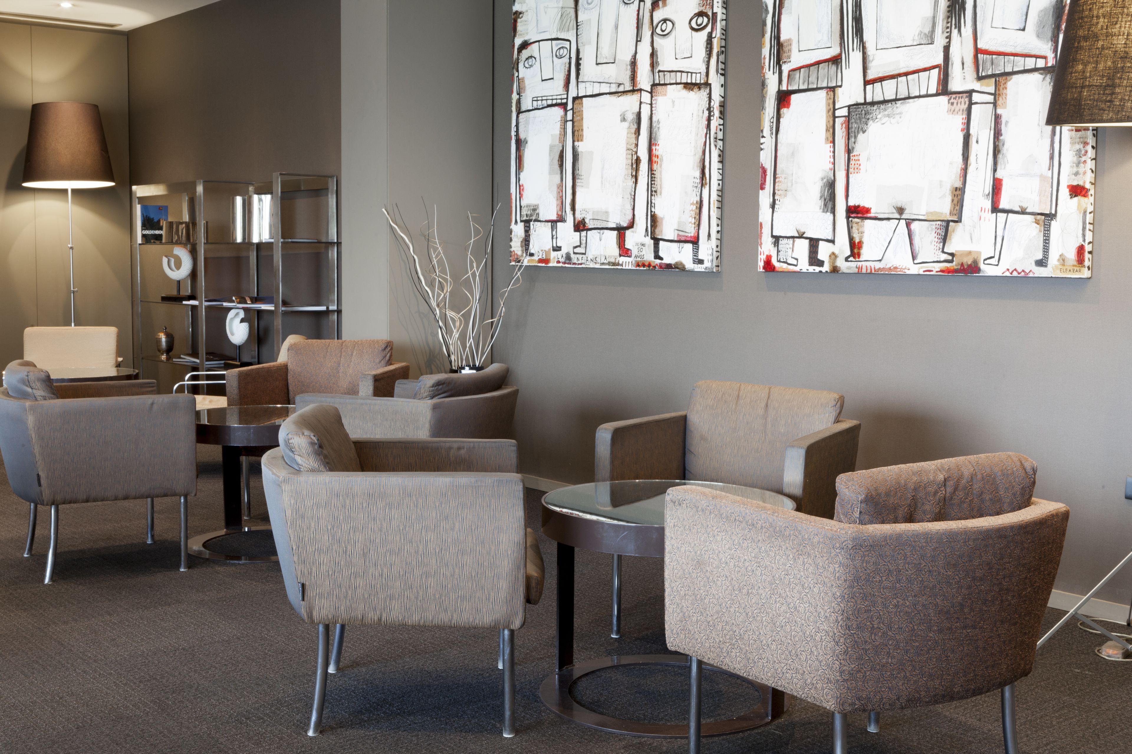 serves breakfast, lunch and dinner