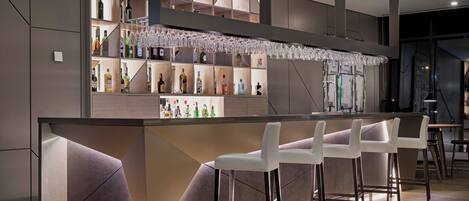 Sert le petit déjeuner, le déjeuner et le dîner