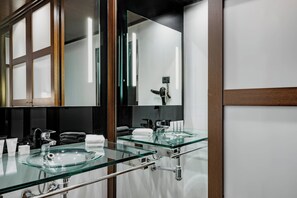 Ensemble douche/baignoire, articles de toilette gratuits, sèche-cheveux