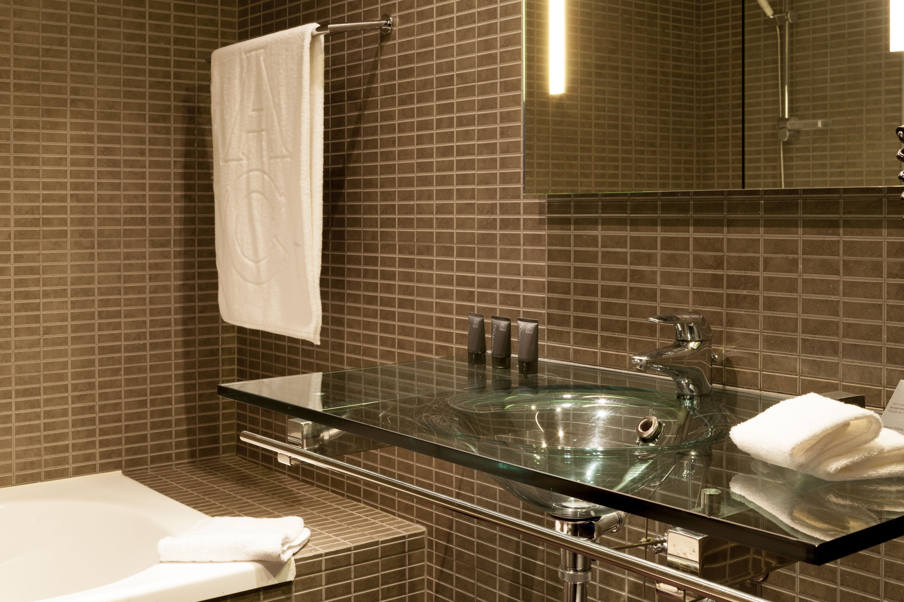 standard room, 1 queen bed, non smoking | bathroom sink