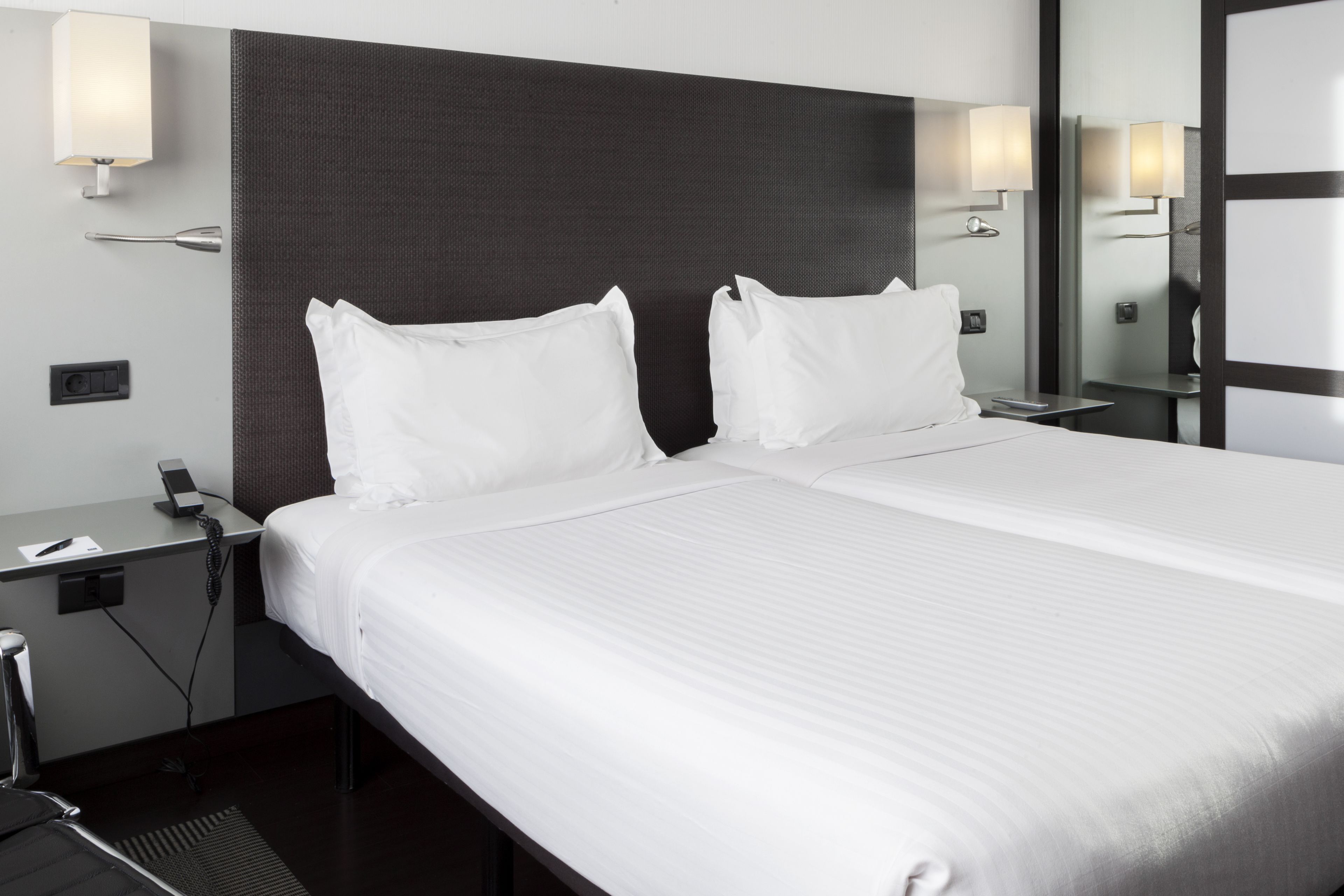 standard room, 1 queen bed, non smoking | in-room safe, desk, laptop workspace, blackout curtains