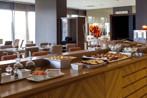Petit déjeuner buffet (17 EUR par personne)