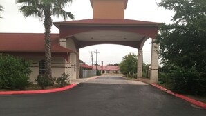 Un bâtiment avec un toit rouge et une entrée abritée.