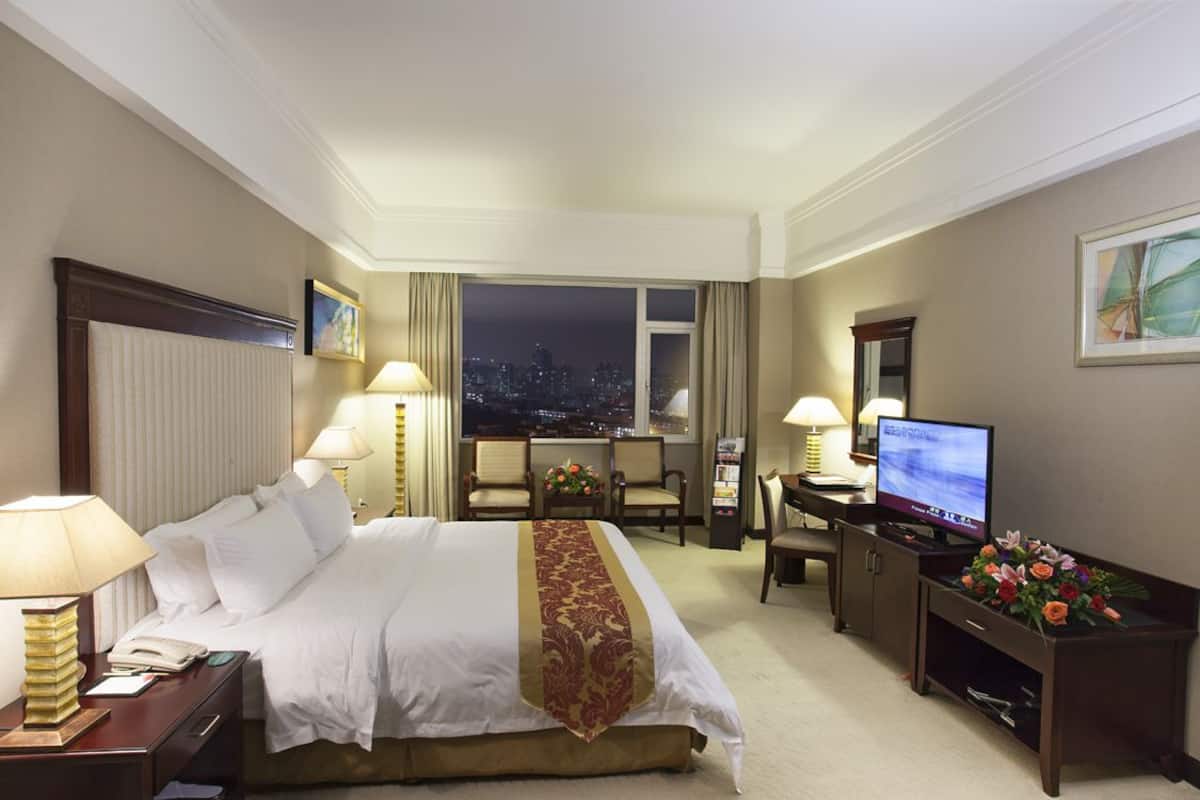 Minibar, in-room safe, iron/ironing board, free wired internet