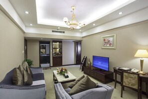 ห้องดีลักซ์สวีท/ เตียงคิงไซซ์หนึ่งเตียง | บริเวณนั่งเล่น | ทีวี, ภาพยนตร์แบบจ่ายต่อเรื่อง