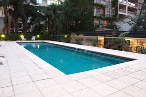 Una piscina al aire libre