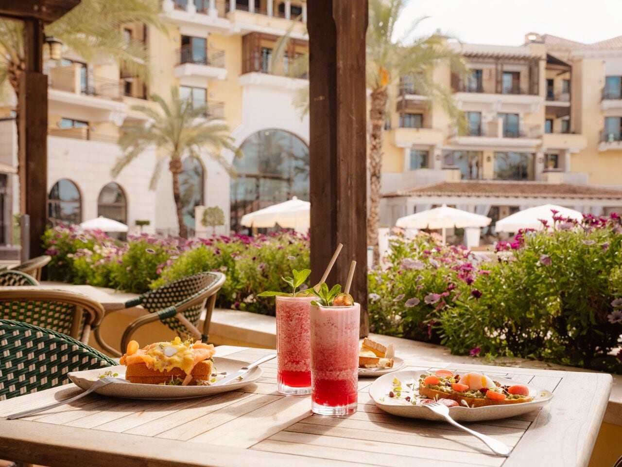 3 restaurants; breakfast, lunch, and dinner served