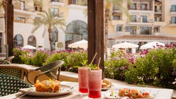 3 restaurants; breakfast, lunch, and dinner served