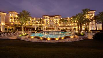 Sisäuima-allas, ulkouima-allas, aurinkotuoleja