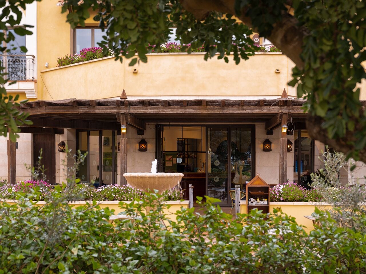 3 restaurants; breakfast, lunch, and dinner served