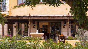 3 restaurants; breakfast, lunch, and dinner served